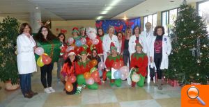 Profesionales del Instituto de Neurociencias cantan villancicos en el Hospital Sant Joan - (foto 2)